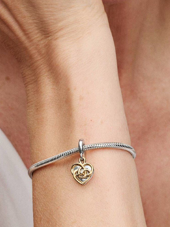 Charm Colgante Doble “Mom” con Corazón Entrelazado y Circonia Cúbica